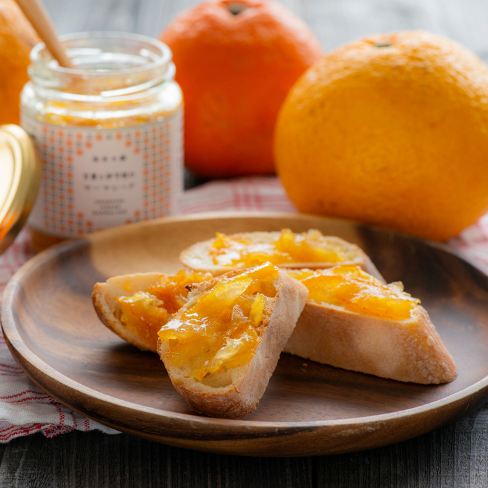 Bread topped with marmalade