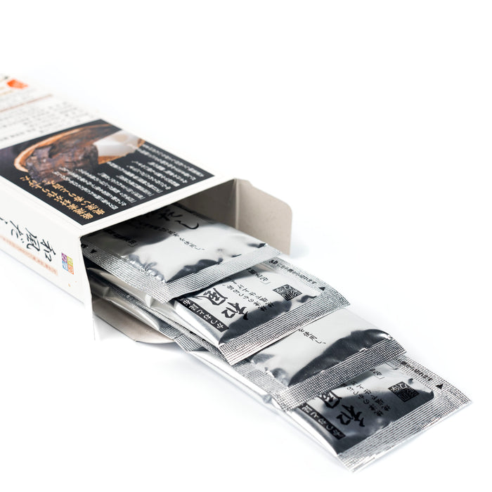 A package box of the product and internal sachets - diagonal angle